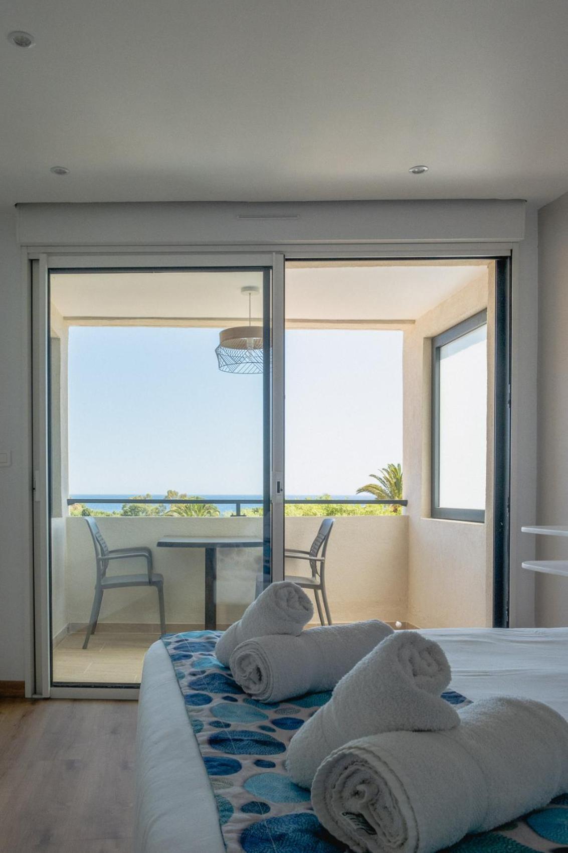 Camera Matrimoniale con Balcone e Vista Mare